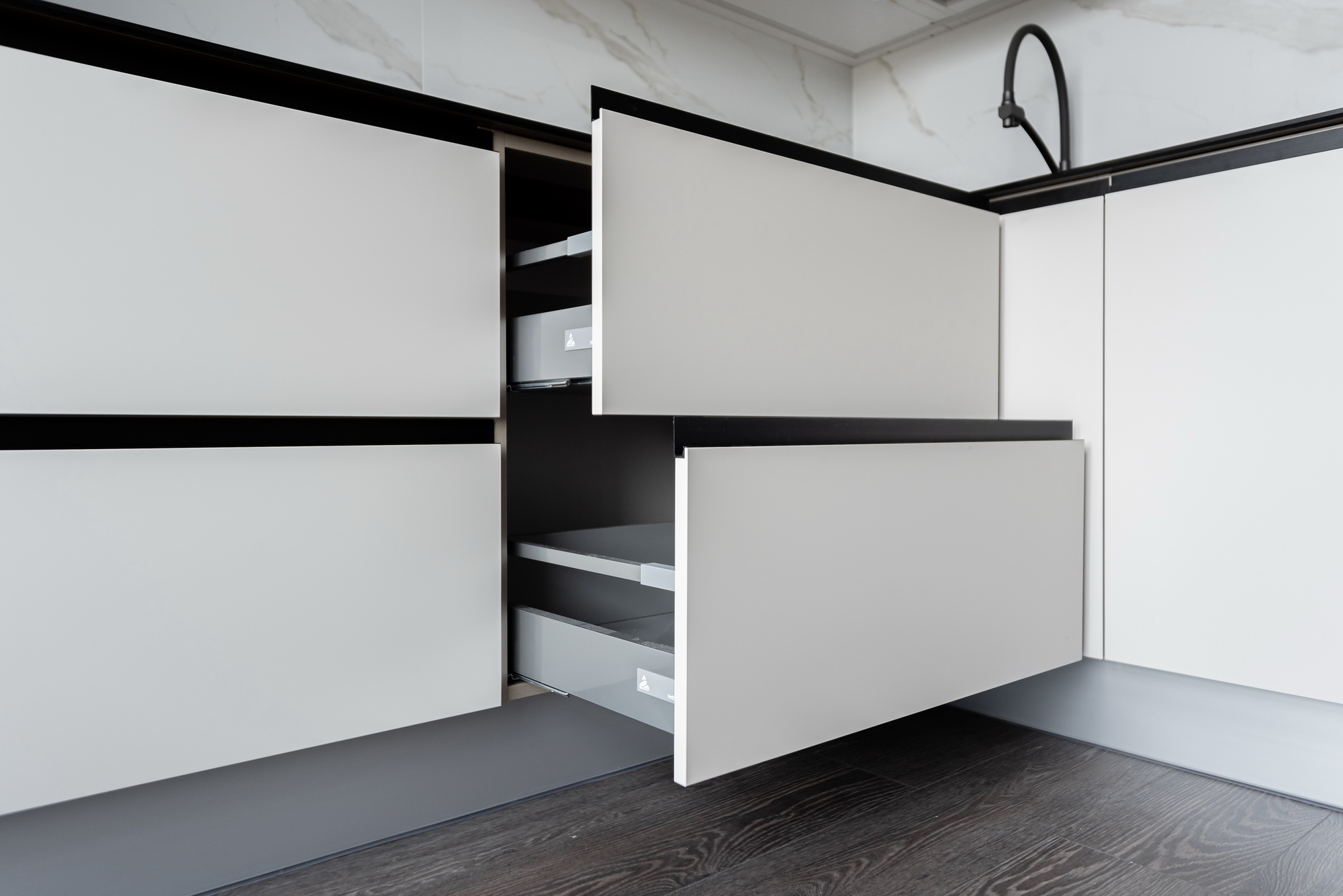 Кухня Флавио фабрики ЗОВ - фото в интерьере (ул. Авиационная) ★ Кухни на заказ в Воронеже