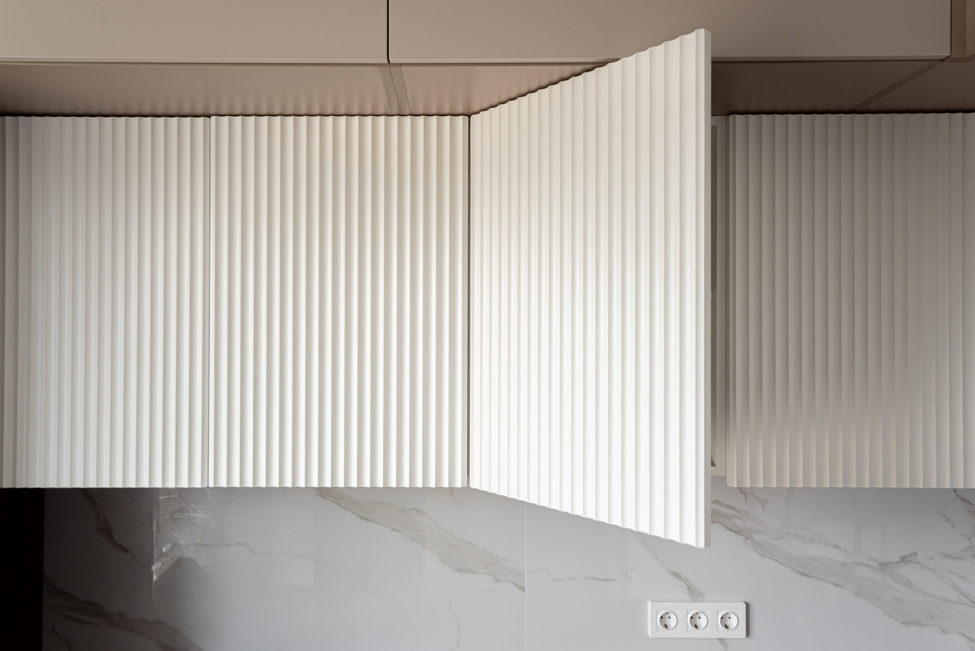 Кухня Флавио фабрики ЗОВ - фото в интерьере (ул. Авиационная) ★ Кухни на заказ в Воронеже