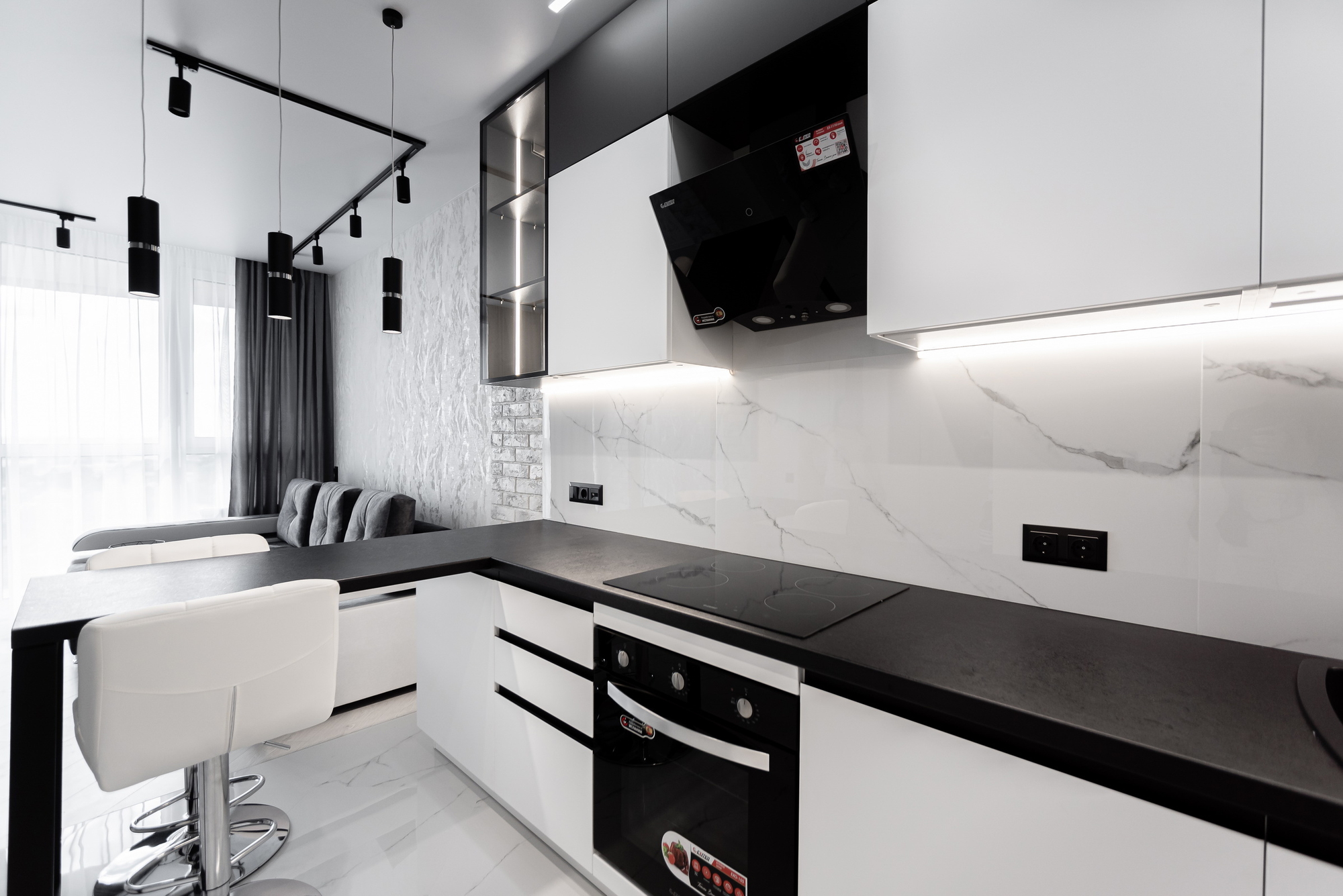 Угловая кухня фабрики ЗОВ (ул. Брилевская) - фото в интерьере ★ Кухни на заказ в Воронеже