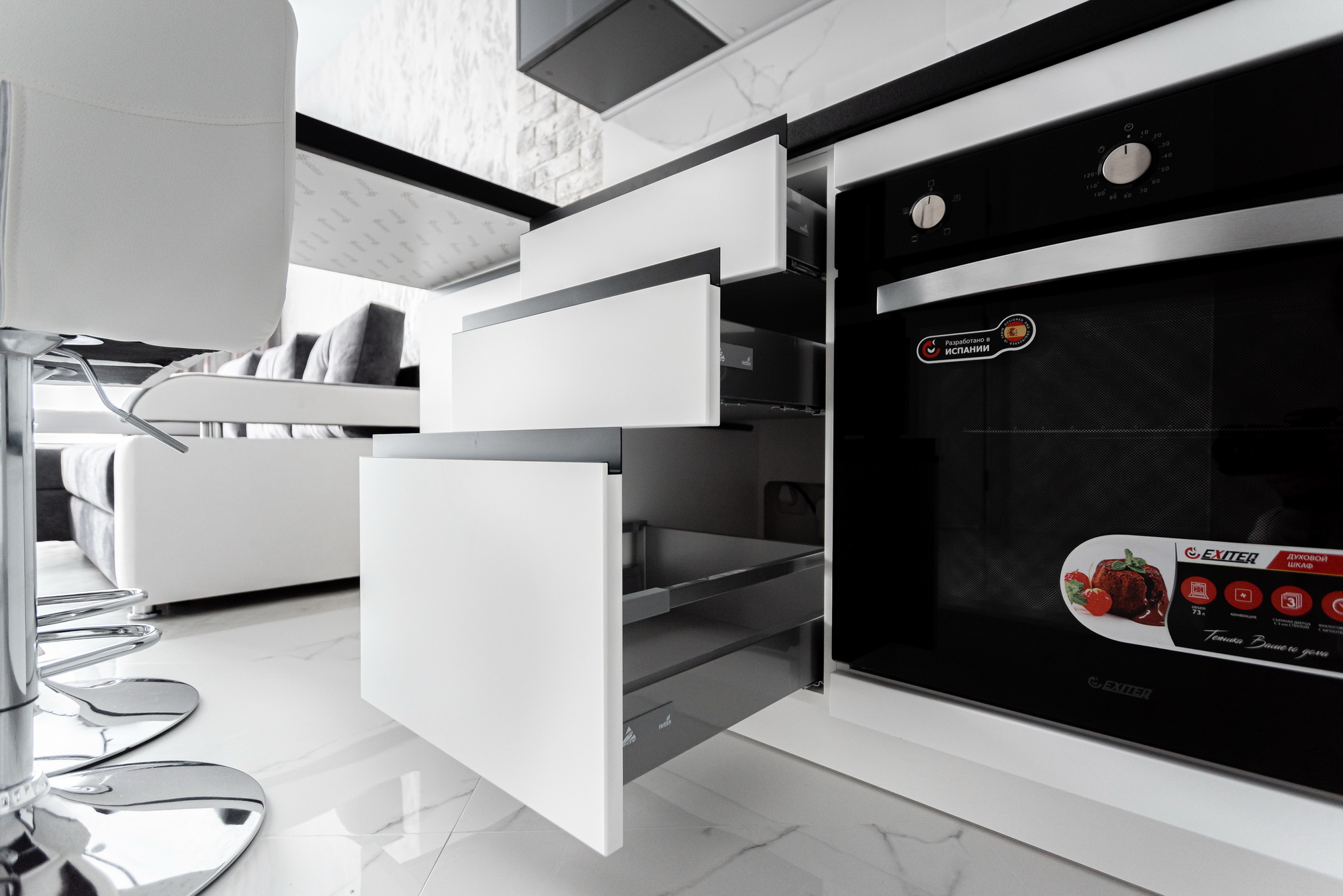 Угловая кухня фабрики ЗОВ (ул. Брилевская) - фото в интерьере ★ Кухни на заказ в Воронеже