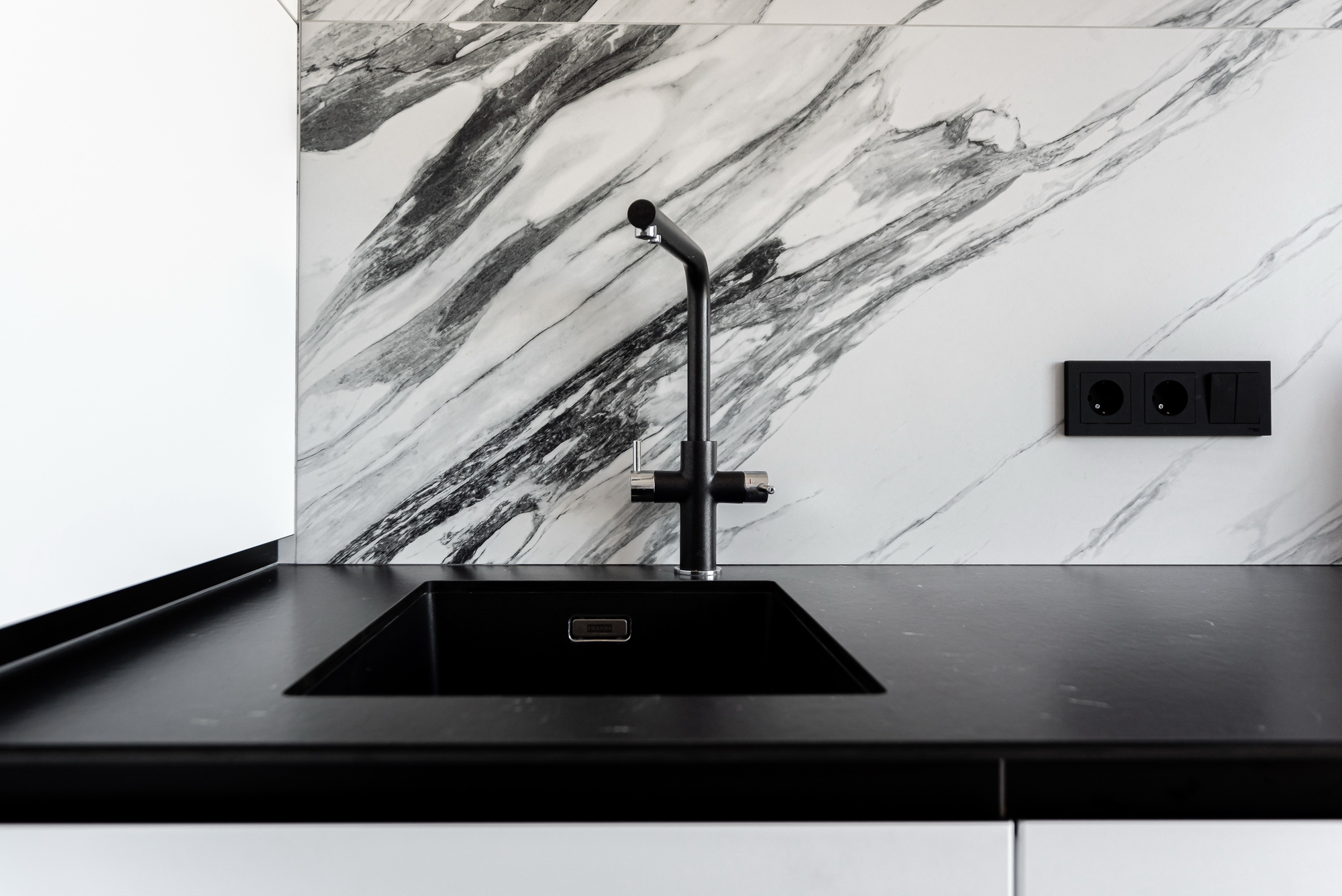 Угловая кухня фабрики ЗОВ - фото в интерьере (ул. Бульвар Зеленой Гавани) ★ Кухни на заказ в Воронеже