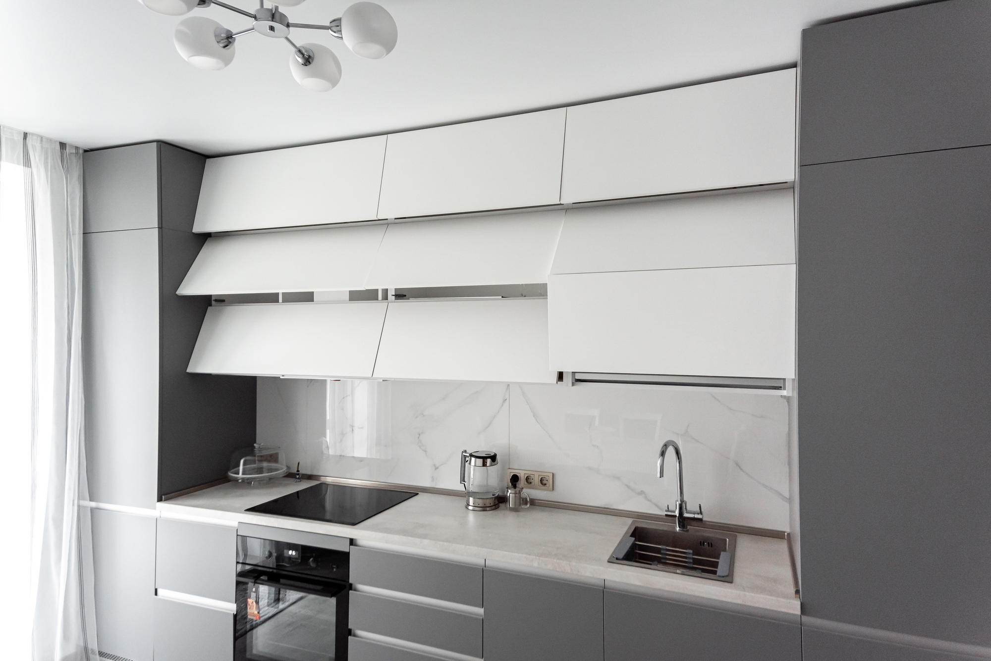 Линейная кухня фабрики ЗОВ  - фото в интерьере (ул. Ильянская) ★ Кухни на заказ в Воронеже