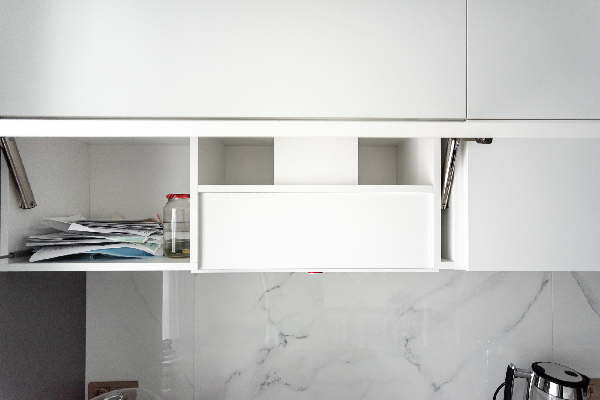 Линейная кухня фабрики ЗОВ  - фото в интерьере (ул. Ильянская) ★ Кухни на заказ в Воронеже