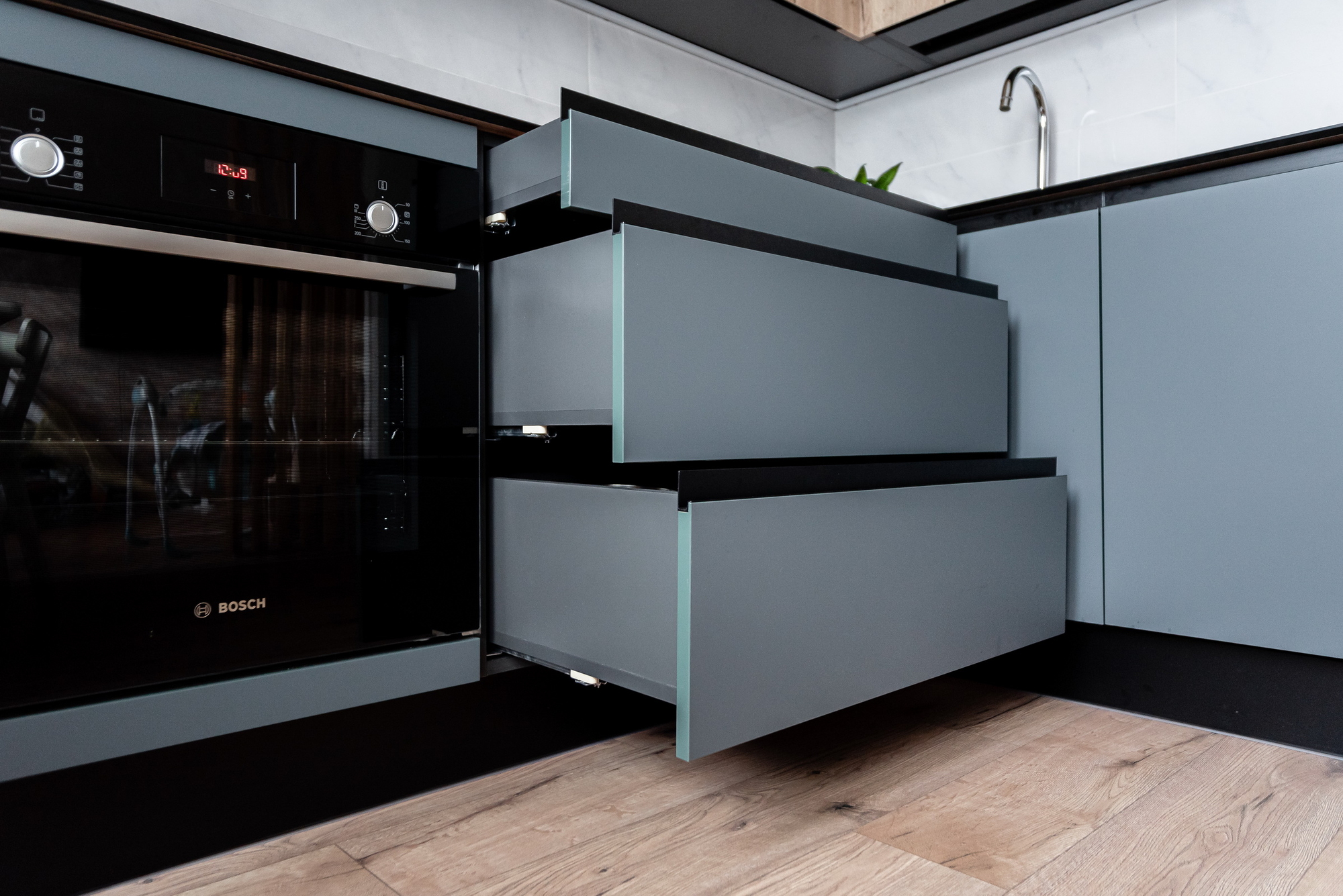 Угловая кухня фабрики ЗОВ (пр-т Независимости) - фото в интерьере ★ Кухни на заказ в Воронеже