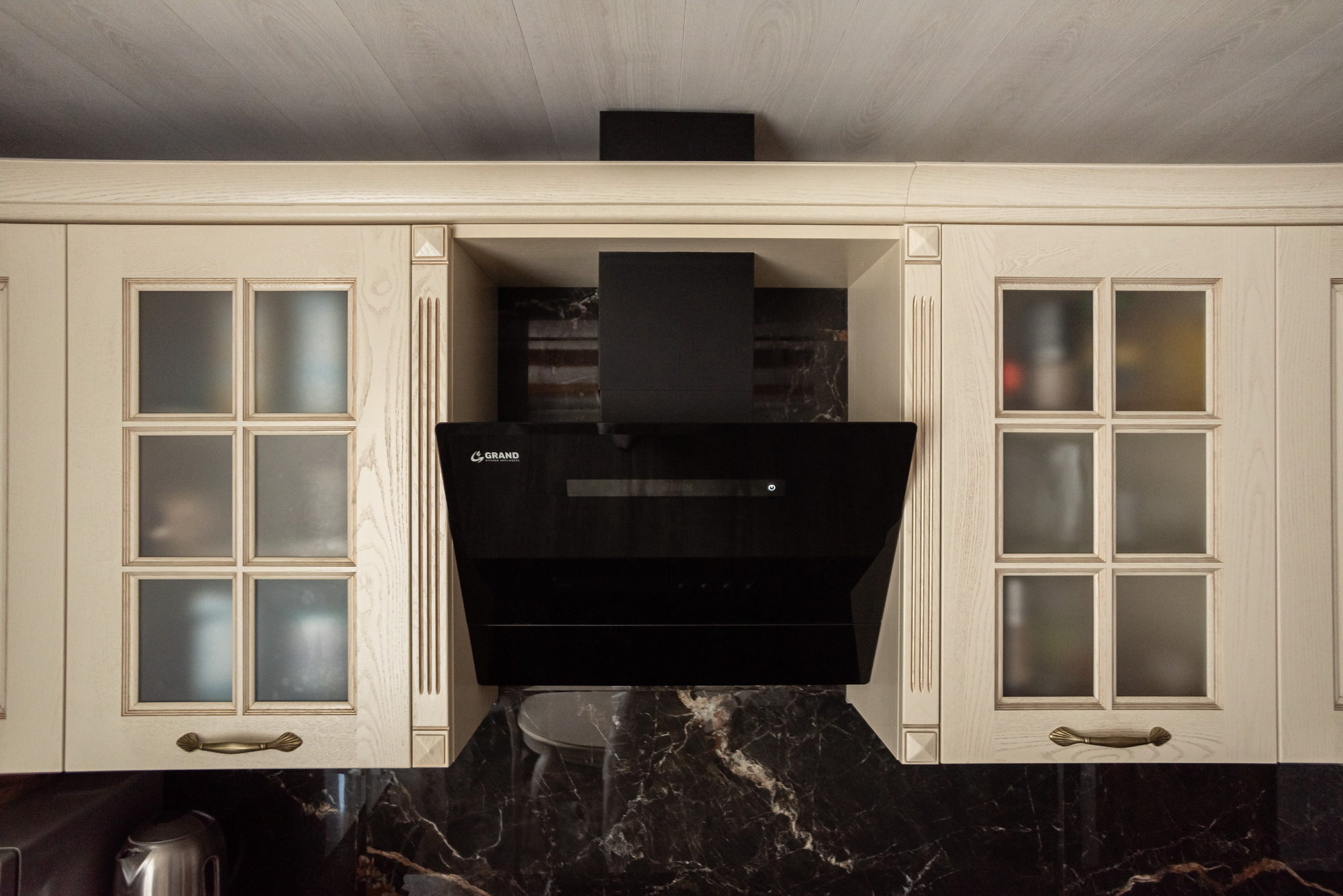 Линейная кухня Симона фабрики GeosIdeal - фото в интерьере ★ Кухни на заказ в Воронеже