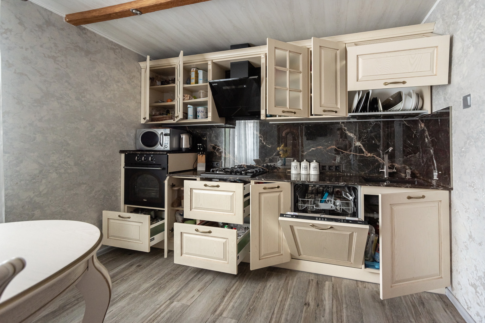 Линейная кухня Симона фабрики GeosIdeal - фото в интерьере ★ Кухни на заказ в Воронеже