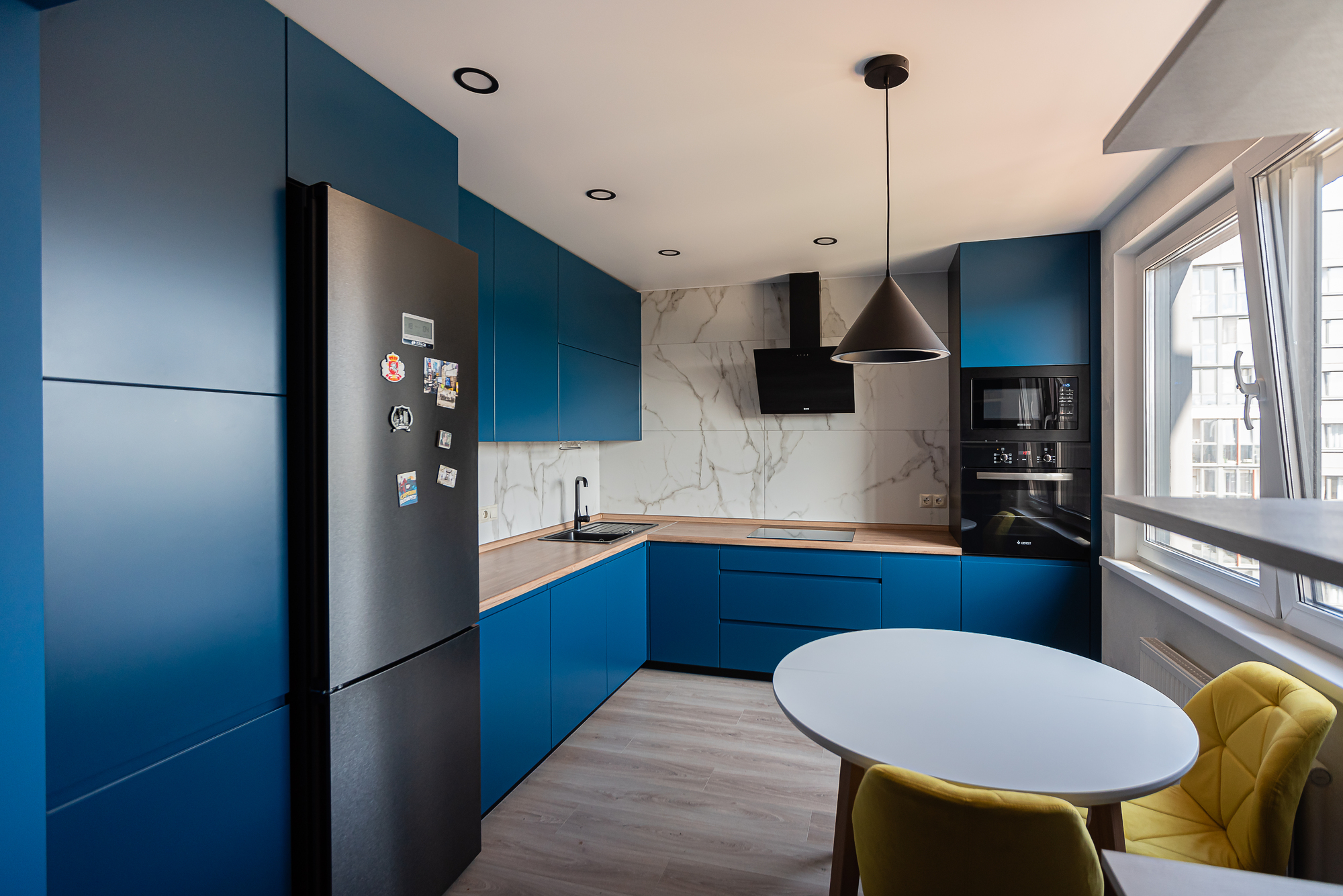 Угловая кухня фабрики ЗОВ (синяя) - фото в интерьере ★ Кухни на заказ в Воронеже