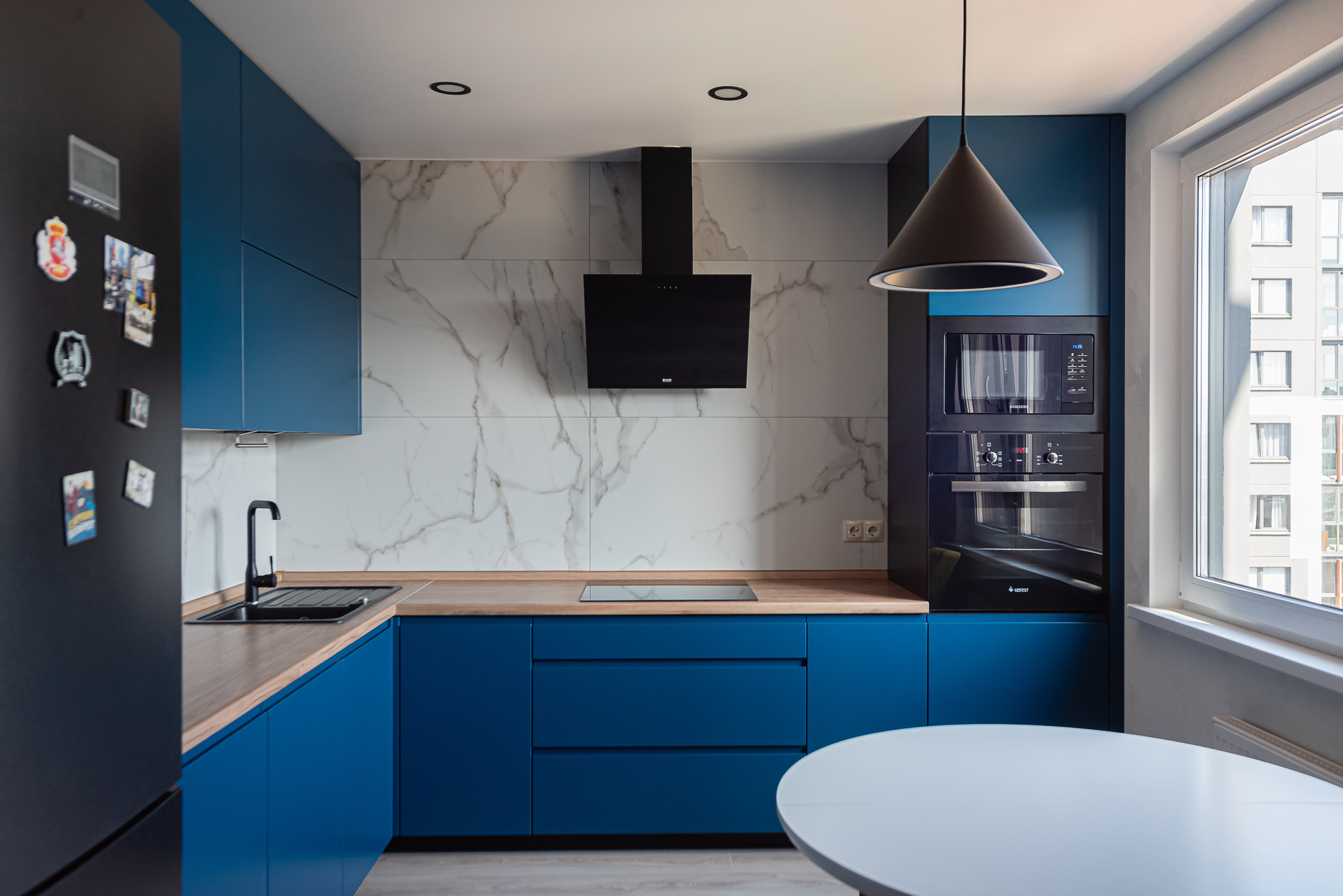 Угловая кухня фабрики ЗОВ (синяя) - фото в интерьере ★ Кухни на заказ в Воронеже