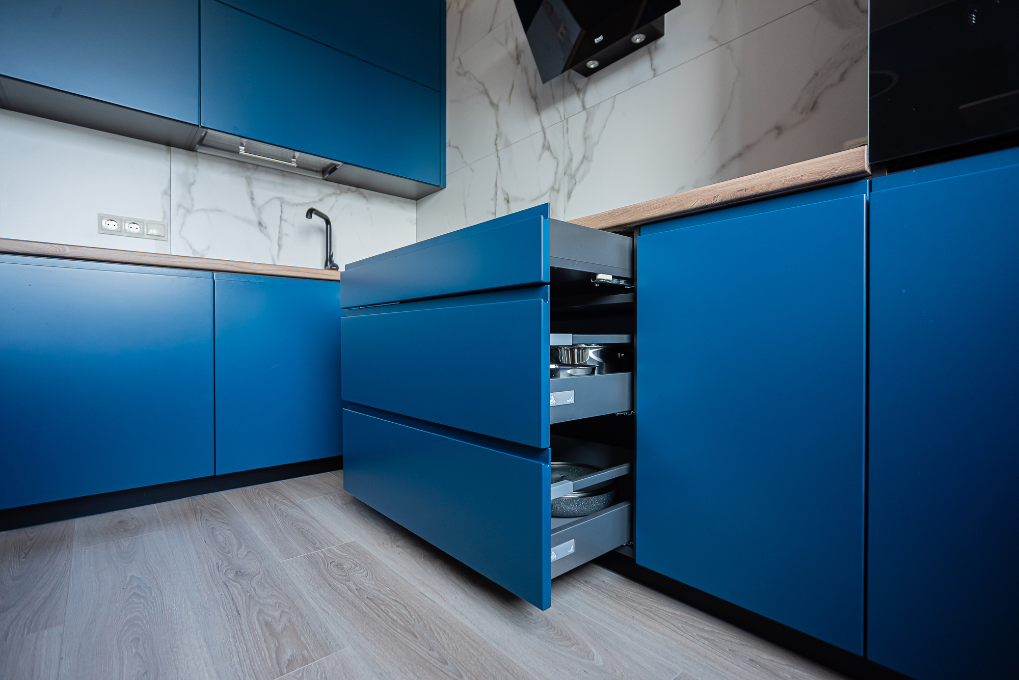 Угловая кухня фабрики ЗОВ (синяя) - фото в интерьере ★ Кухни на заказ в Воронеже