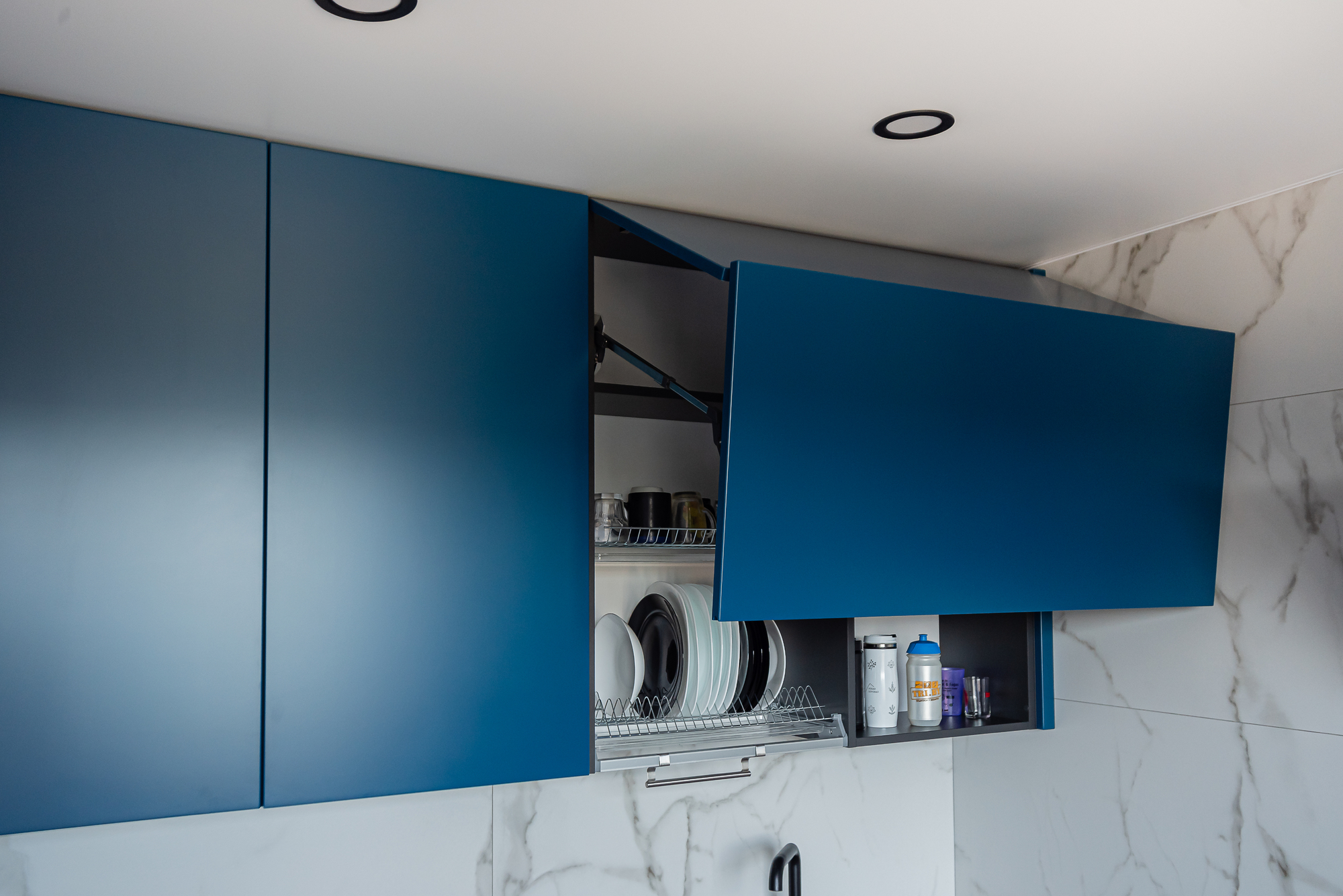 Угловая кухня фабрики ЗОВ (синяя) - фото в интерьере ★ Кухни на заказ в Воронеже