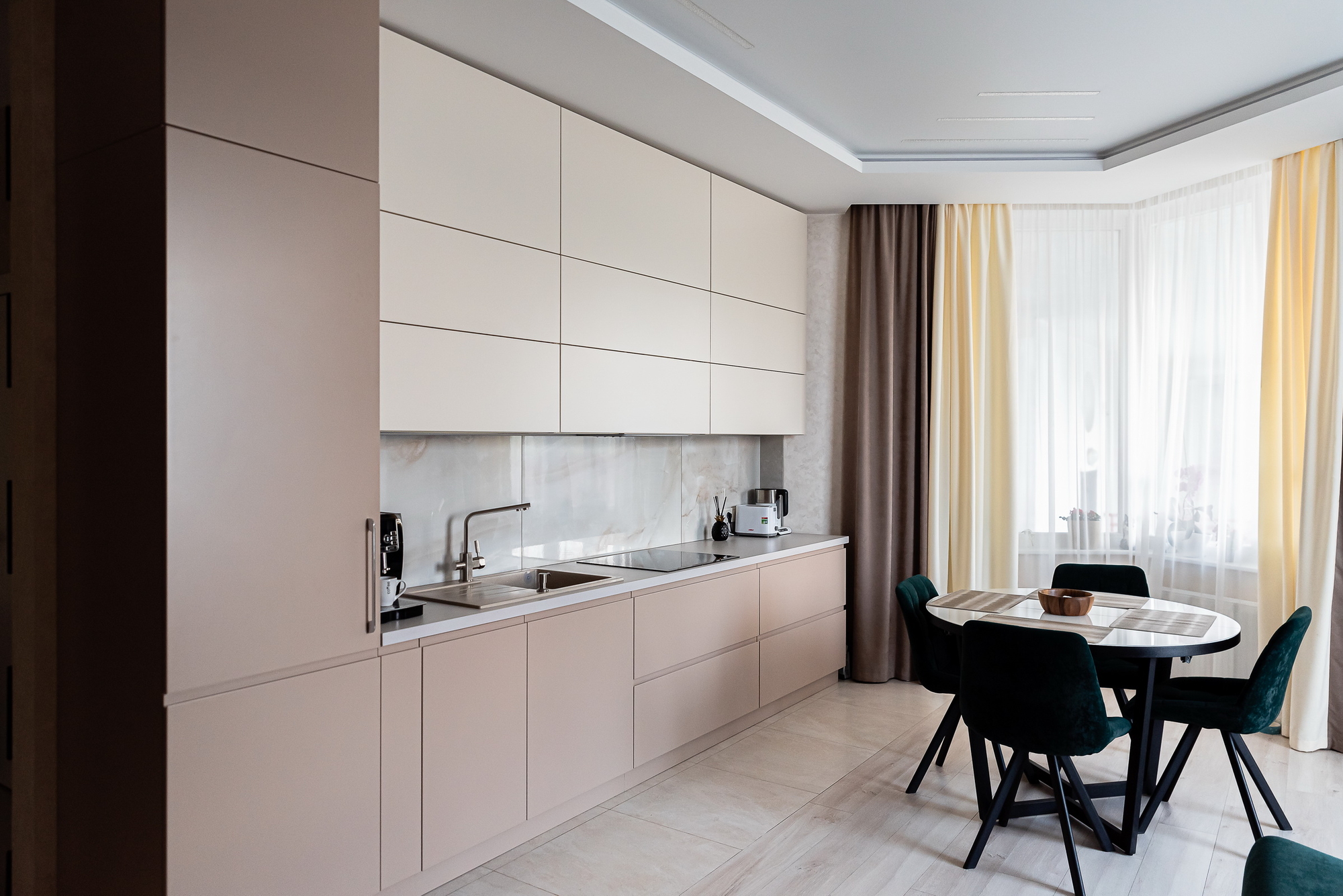 Линейная кухня фабрики ЗОВ (ул. Червякова) - фото в интерьере ★ Кухни на заказ в Воронеже