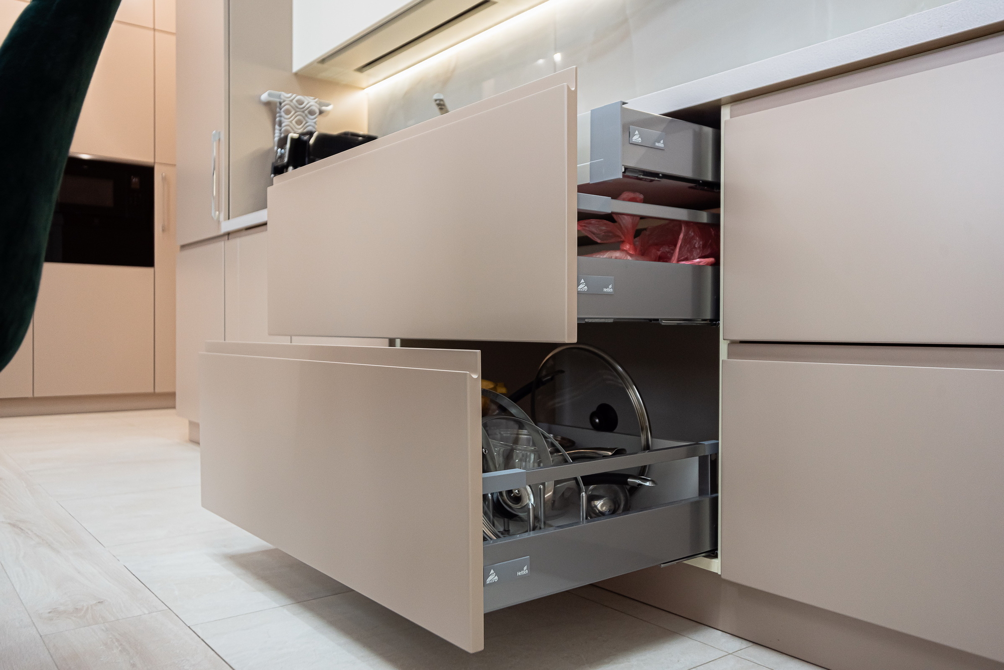 Линейная кухня фабрики ЗОВ (ул. Червякова) - фото в интерьере ★ Кухни на заказ в Воронеже