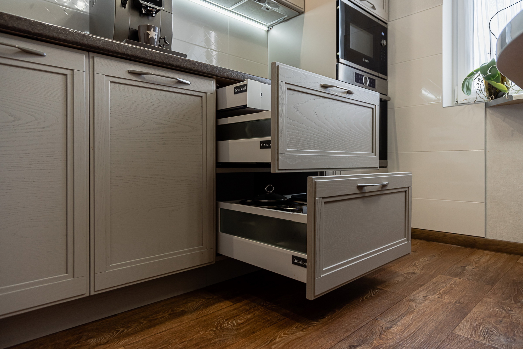 Угловая кухня Фреда фабрики GeosIdeal - фото в интерьере (ул. Лынькова) ★ Кухни на заказ в Воронеже