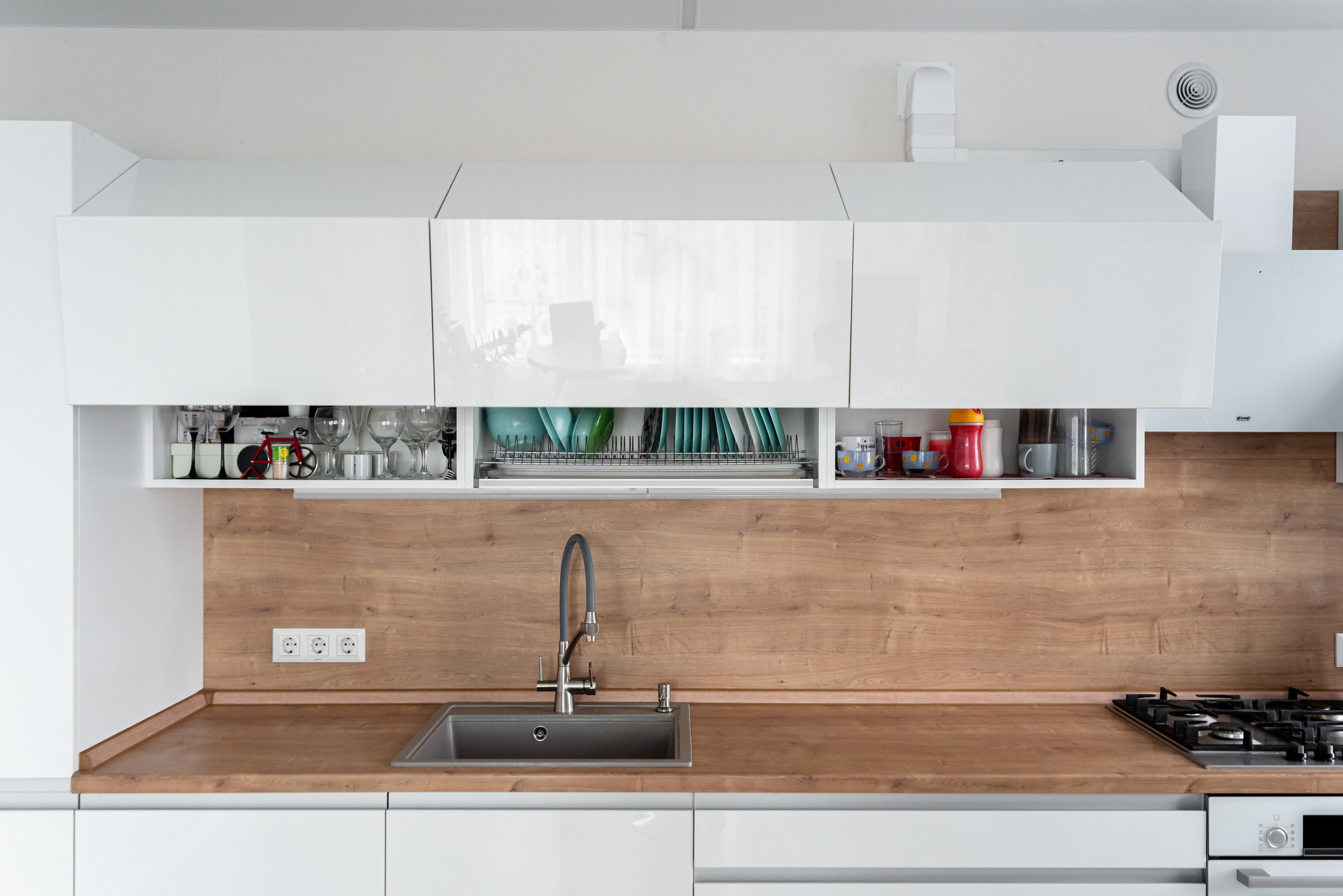 Линейная кухня фабрики ЗОВ (ул. Охотская) - фото в интерьере ★ Кухни на заказ в Воронеже