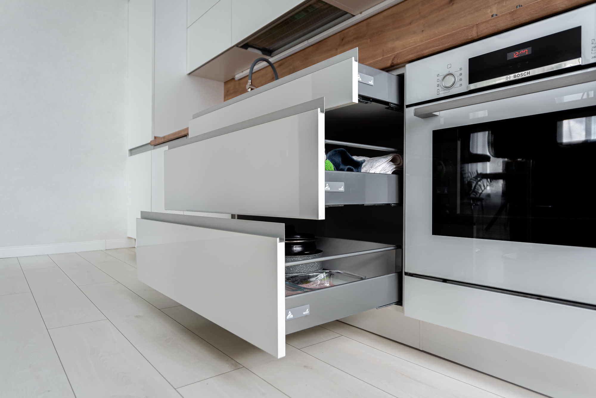 Линейная кухня фабрики ЗОВ (ул. Охотская) - фото в интерьере ★ Кухни на заказ в Воронеже