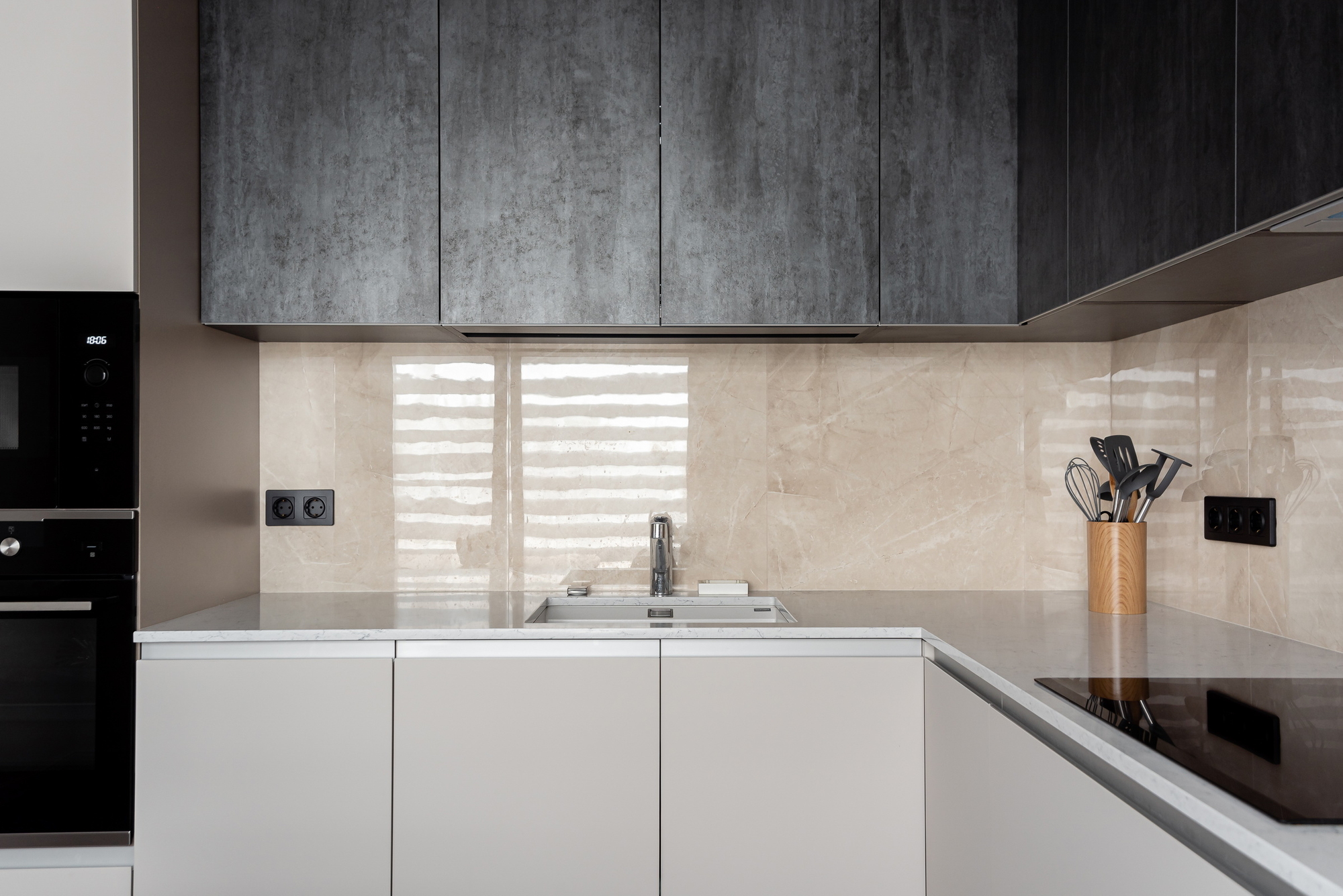 Угловая кухня фабрики ЗОВ, бежевая (ул. Братьев Райт) - фото в интерьере ★ Кухни на заказ в Воронеже