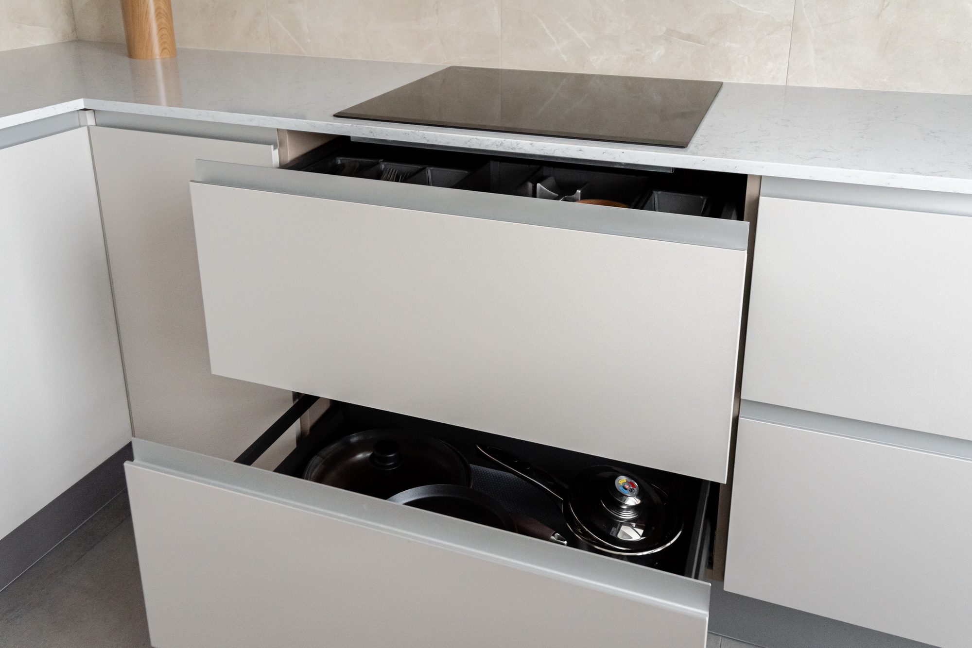 Угловая кухня фабрики ЗОВ, бежевая (ул. Братьев Райт) - фото в интерьере ★ Кухни на заказ в Воронеже